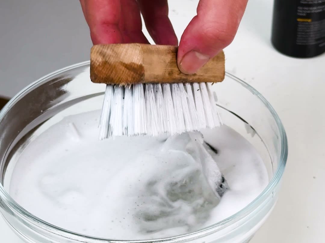 Dipping the Laundor brush in water